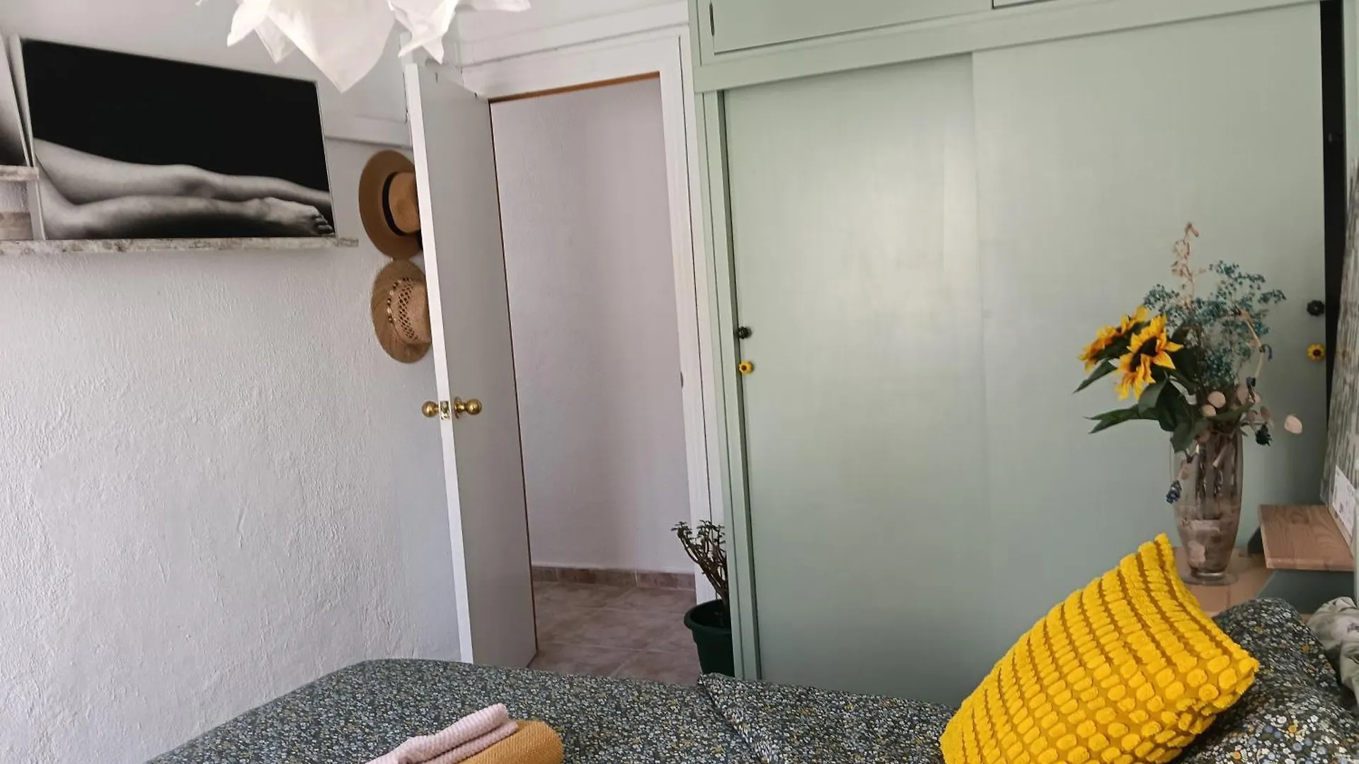 Coty'S Beach, Habitaciones En Casa Compartida ベナルマデナ ホームステイ